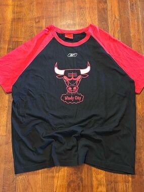 Vintage Y2K Chicago Bulls Reebok Windy City NBA Black Red Graphic T-shirt XL